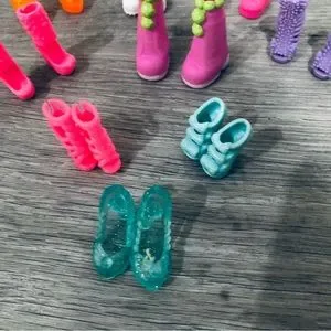 069 BUNDLE BARBIE DOLL SHOES AND OTHERS