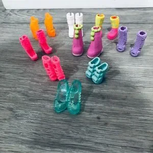 069 BUNDLE BARBIE DOLL SHOES AND OTHERS