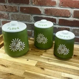 Adorable 1960-70’s era aluminum daisy canisters w plastic lids