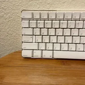 Apple A1016 Wireless Full Size Bluetooth Keyboard For Mac W/ Num Keypad WORKING