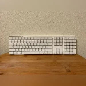 Apple A1016 Wireless Full Size Bluetooth Keyboard for Mac w/ Num Keypad WORKING