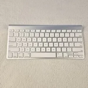 Apple A1314 Wireless Keyboard with Bluetooth for iMac / Mac / iPad