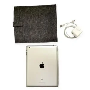 APPLE IPad W/ BONUS Accessories 2nd Generation 32GB Wi-Fi ONLY White MD329LL/A
