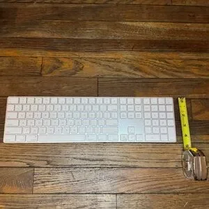 Apple Keyboard Wireless Silver And White Keyboard