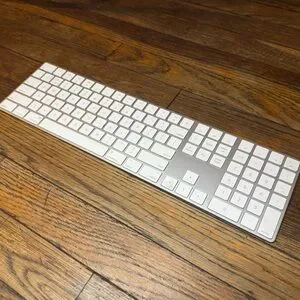 Apple Keyboard Wireless Silver and White Keyboard