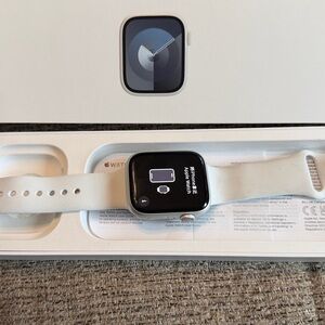 Apple Watch Series 9 45mm in Silver Aluminum