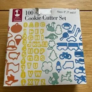 Bakers Advantage set of 100 cookie cutters: assorted sizes