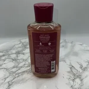 BATH & BODYWORKS Strawberry Snowflakes Body Wash-10 Fl Oz NEW