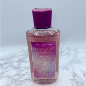 BATH & BODYWORKS Strawberry Snowflakes Body Wash-10 Fl Oz NEW