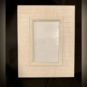 Beachy vibe picture frame. Hold 4x6 photo. Off-white