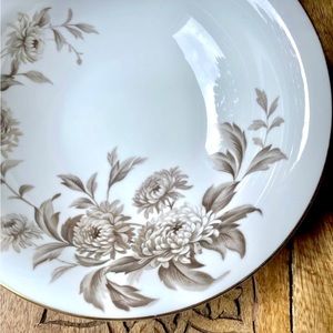 Beautiful Vintage Style Serving Bowl EUC