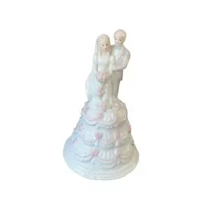 BELLEEK CLADDAGH CAKE TOPPER MUSICAL WEDDING COUPLE CERAMIC MUSIC BOX