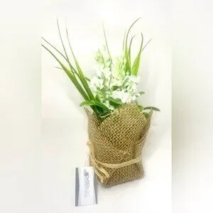 BNWT Midwest Gifts Burlap Wrapped Flower Bunch.
