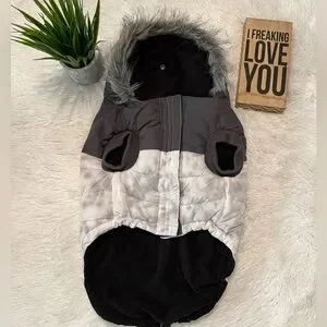 Canada Pooch Eco+ True North Parka. Size 18" Fits 25-33 LBS Dogs