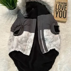 Canada Pooch Eco+ True North Parka. Size 18" Fits 25-33 LBS Dogs