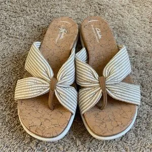 Clarks Sandals Cloudsteppers Strappy Slides Cream Tan Striped Womens Size 9 Shoe