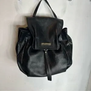 Crabtree leather medium backpack drawstring closure