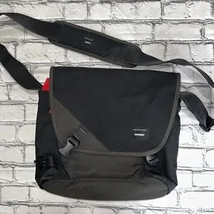 Crumpler The Skivvy Small Laptop Crossbody Messenger Bag Black Red Interior