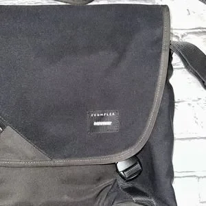 Crumpler The Skivvy Small Laptop Crossbody Messenger Bag Black Red Interior