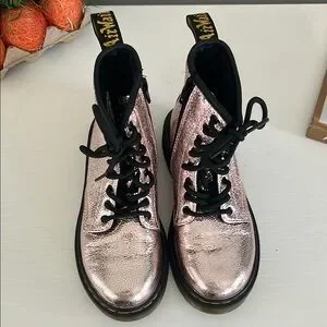 Dr. Martens Kids Boots in Metallic Pink