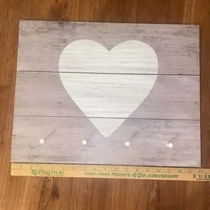 Farmhouse Style Heart Wall Decor With 4 Pegs