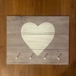 Farmhouse Style Heart Wall Decor With 4 Pegs
