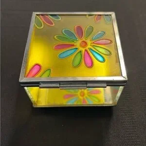 Flomo Nygala Corp. Vintage Stained Glass Crazy Daisy Footed Hinged Trinket Box