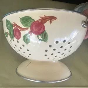 Francescan Apple Cream Enamel In Steel Colander With Handles