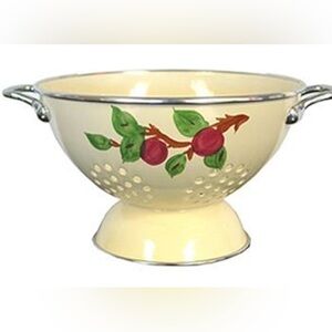 Francescan Apple Cream enamel in steel Colander with Handles