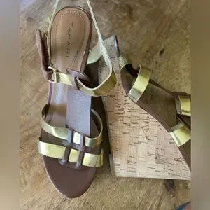 Free With purchase TAHARI Wedges