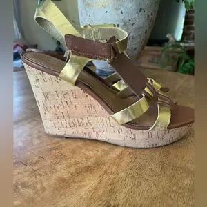 Free With purchase TAHARI Wedges