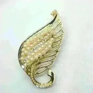 Gold tone fuax pearl vintage pin brooch Gold tone fuax pearl vintage pin brooch