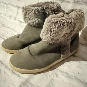 Gray Boots with faux fur