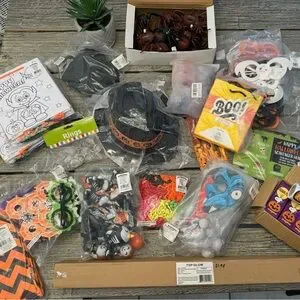 HUGE NEW Oriental Trading Company Halloween Party Supplies/Party Favors Bundle