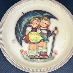 Hummel Cream and Green Art & Decals Wall Decor