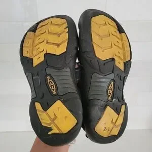 Keen Newport H2 Closed Toe Water Shoe Water Sandal Black Blue Navy Boys Size 2/3