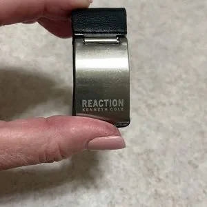 KENNETH COLE REACTION BLACK LEATHER & SILVER TONE LOGO MONEY CLIP