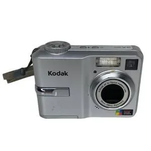 Kodak Easy Share C633 2.4in/ 6.1cm Digital Camera - Broken Screen - Parts Only