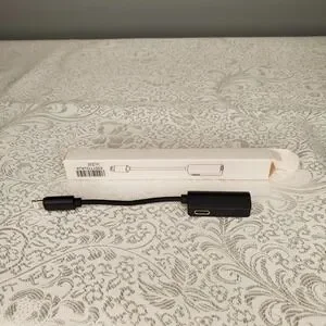 L32 8-pin connector to 3.5mm Headphone Jack Adapter for i Phone CALL32-B01