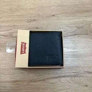 Levi’s wallet NWT
