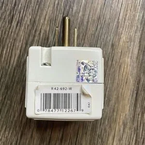 LEVITON 15A 125V Power Wall Adapter 3 Plug Ins