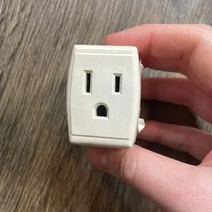 LEVITON 15A 125V Power Wall Adapter 3 Plug Ins
