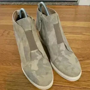 Linea Paolo Felicia Camo Wedge Bootie Sneakers Womens Size 9