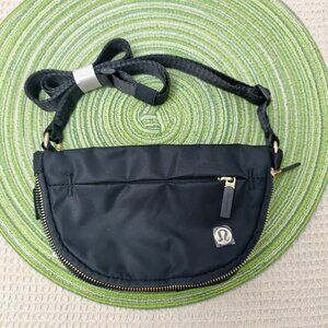Lululemon - All Night Festival Bag - Micro 2L - Black/Gold Lululemon - All Night Festival Bag - Micro 2L - Black/Gold