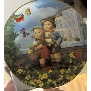 M.J. HUMMEL LITTLE COMPANIONS PLATE"Surprise"
