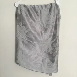 Martha Stewart Christmas Round Tablecloth Silver Damask Poinsettia & Holly 70' D