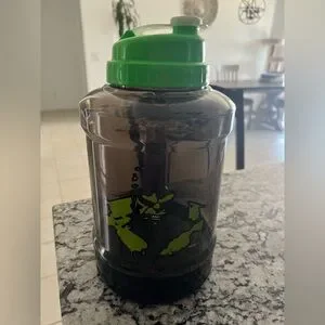 Marvel Hulk Flip Cap Water Bottle with Green Lid