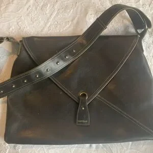 Matt & Nat Vegan Leather Messenger Bag Sustainable And Cruelty-Free