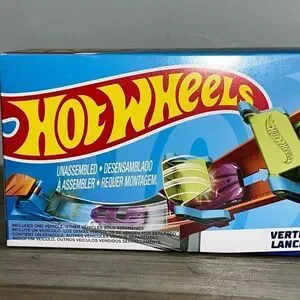Mattel Hot Wheels Play Set Race Car With Action Stunt Track Spin & Score 4+