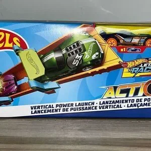 Mattel Hot Wheels Play Set Race Car With Action Stunt Track Spin & Score 4+